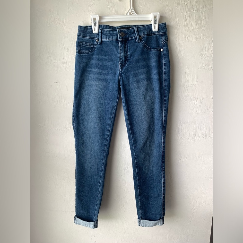 Dark wash Guess ankle rolled jeans,good condition,size US27